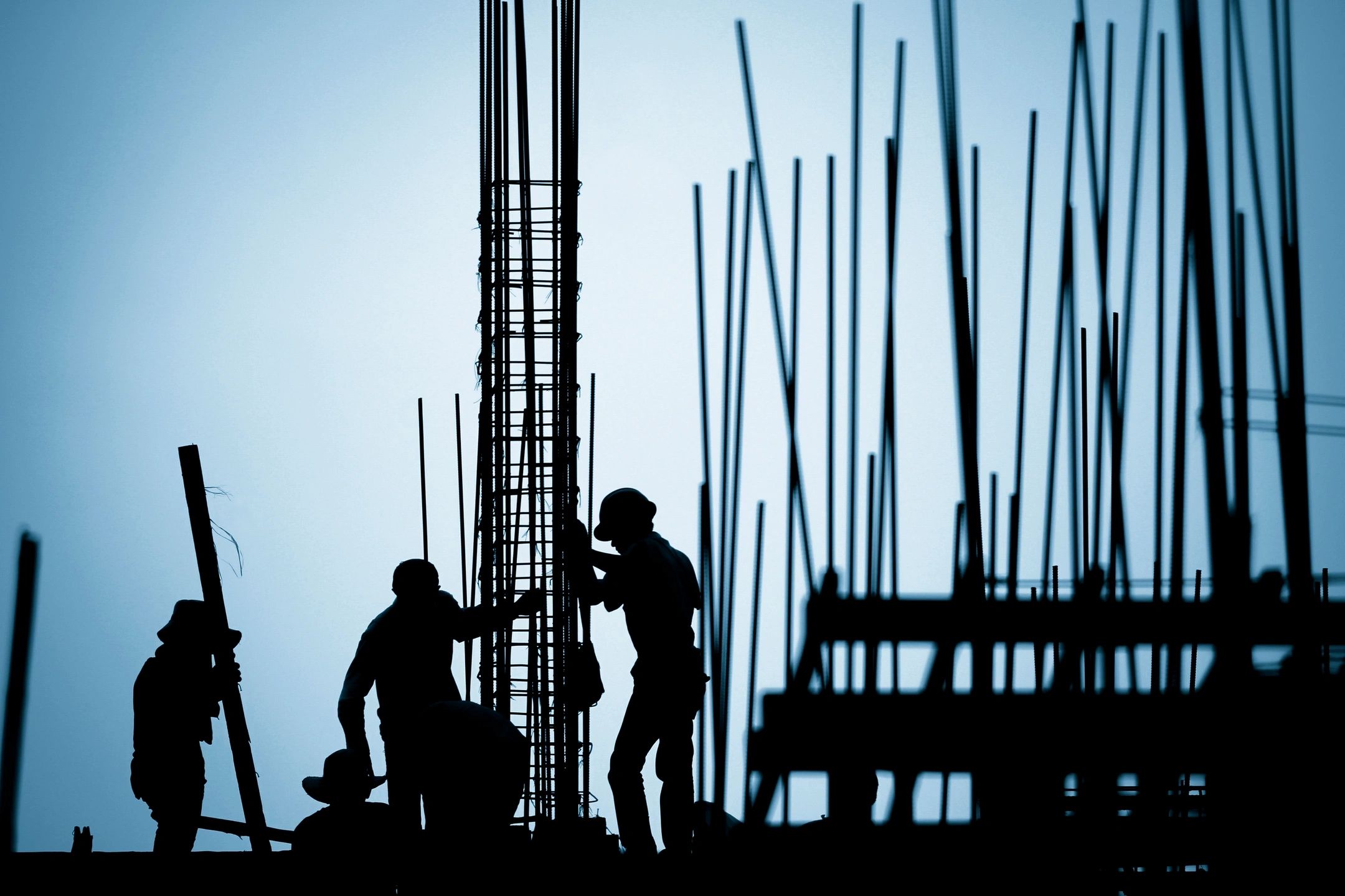 Travailleurs de construction en silhouette sur un chantier