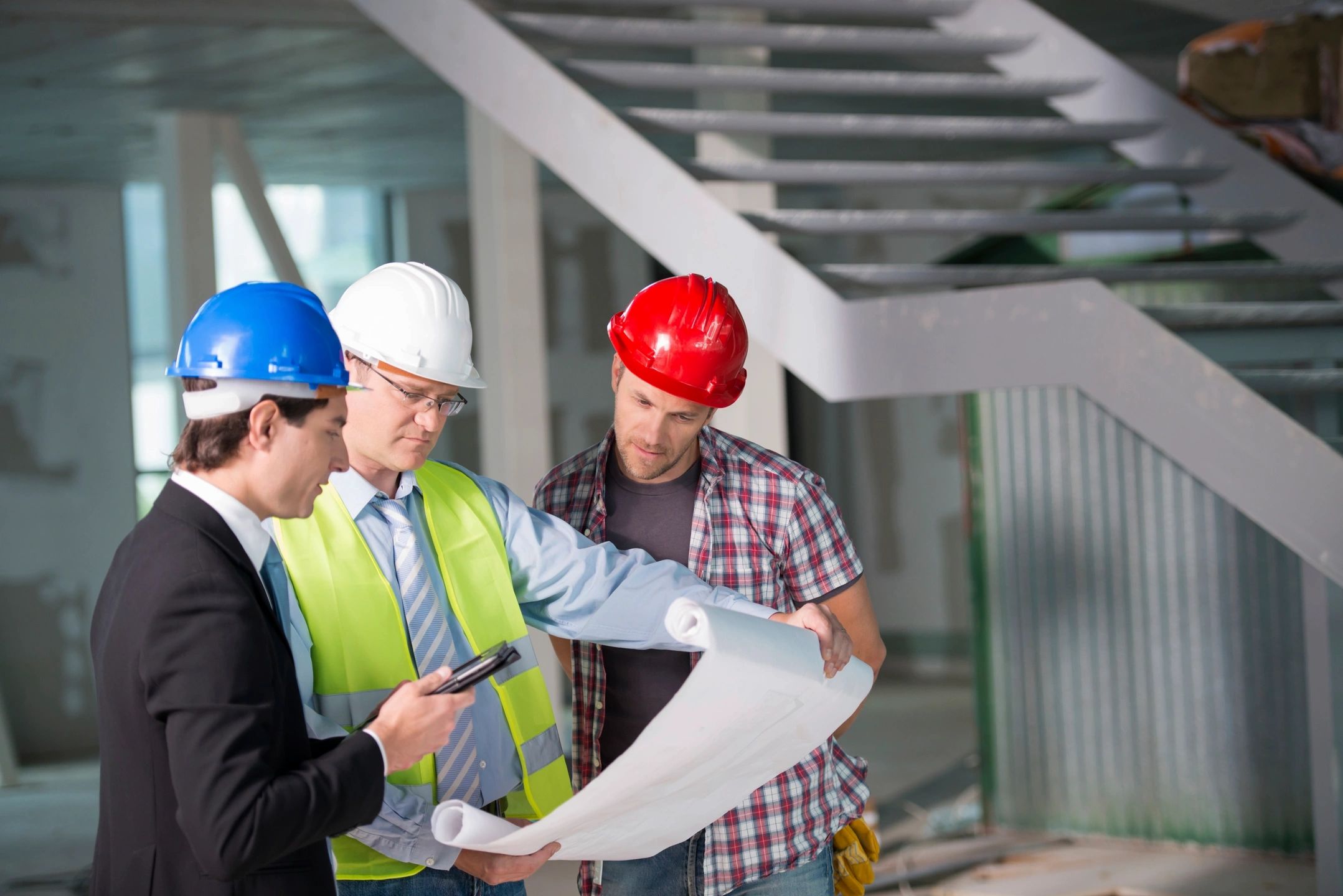 Travailleurs de construction examinant des plans
